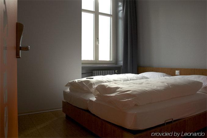 Easyhotel Basel - Self Service And Self Check-In Basileia Quarto foto