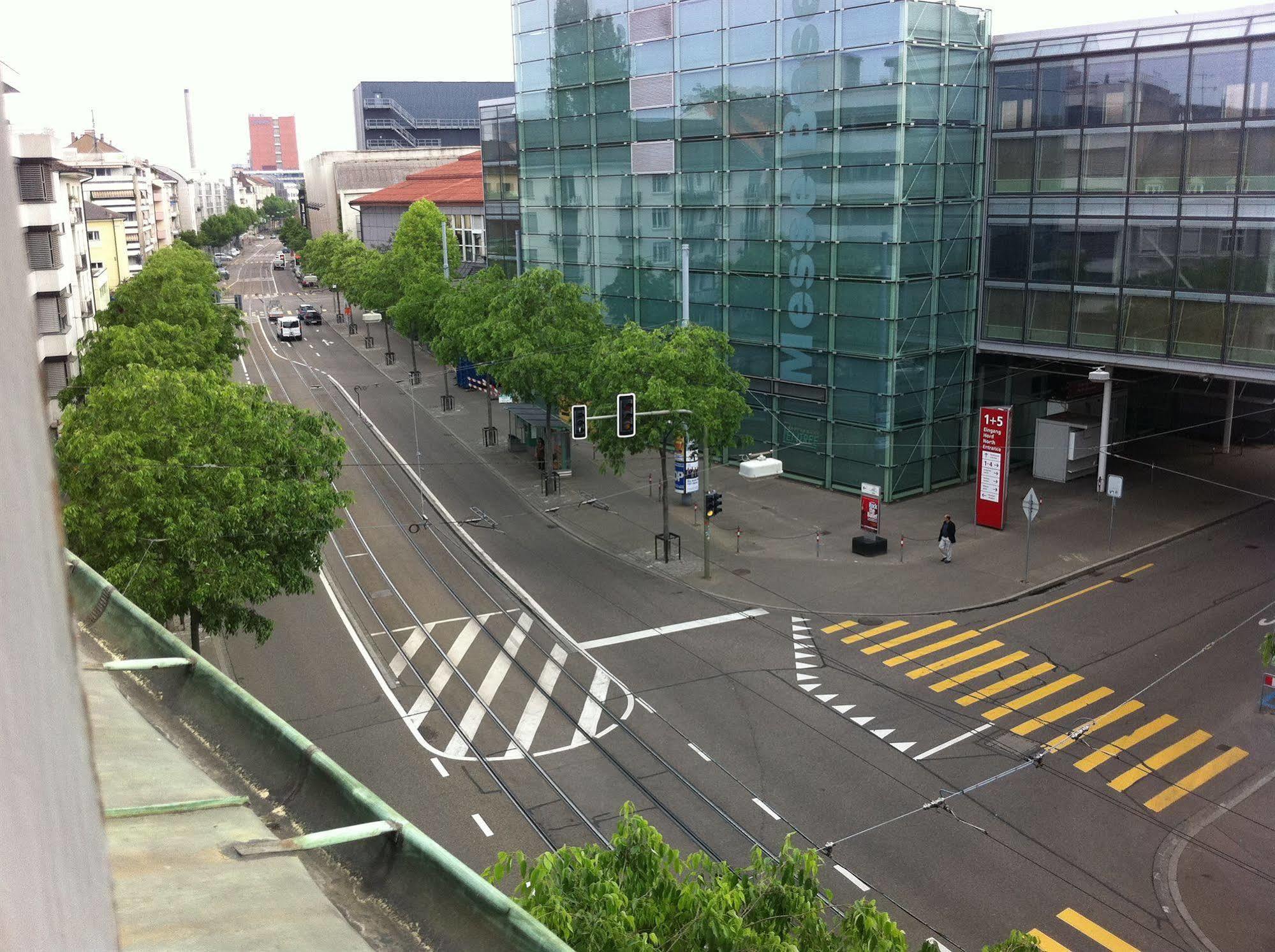 Easyhotel Basel - Self Service And Self Check-In Basileia Exterior foto