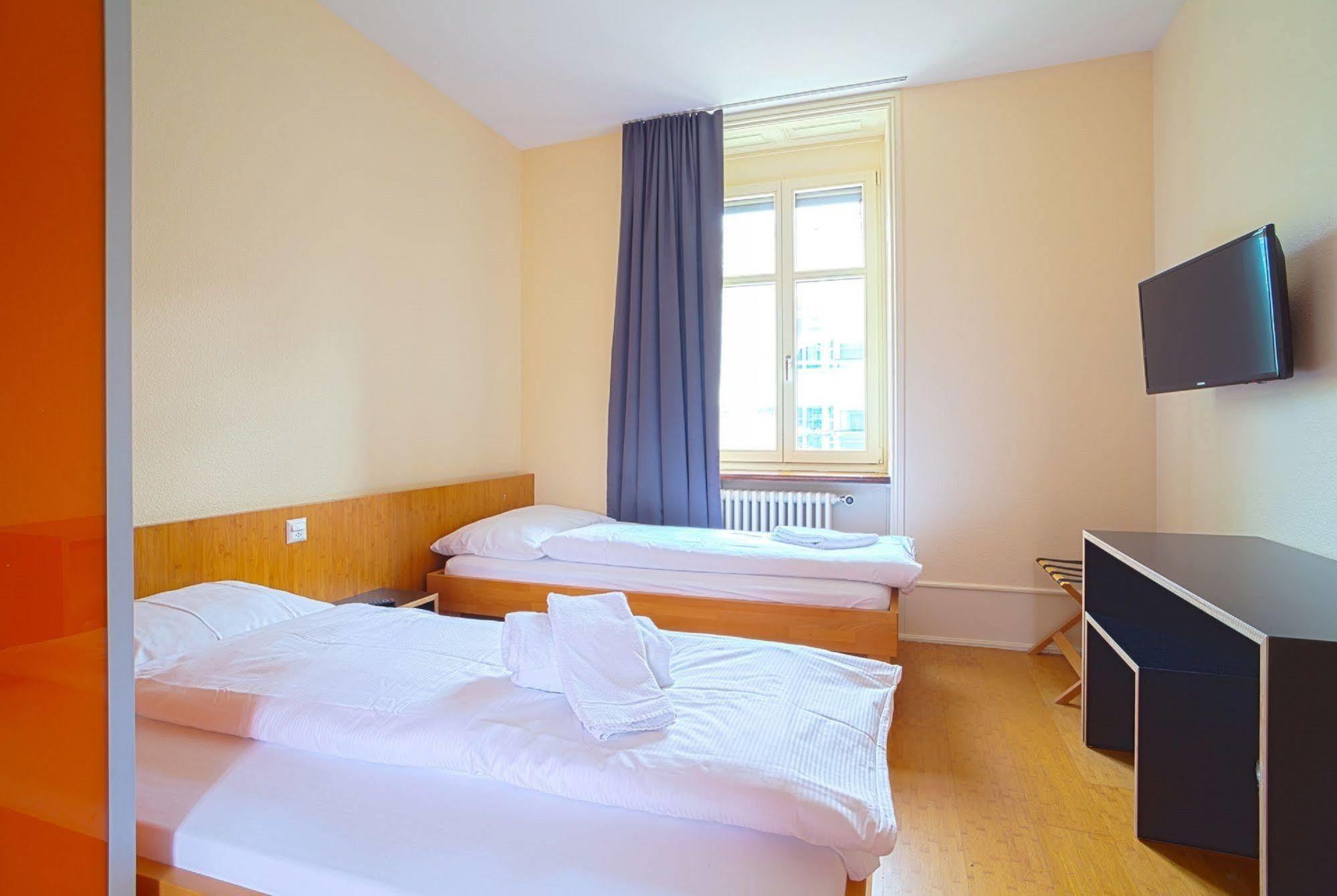 Easyhotel Basel - Self Service And Self Check-In Basileia Exterior foto