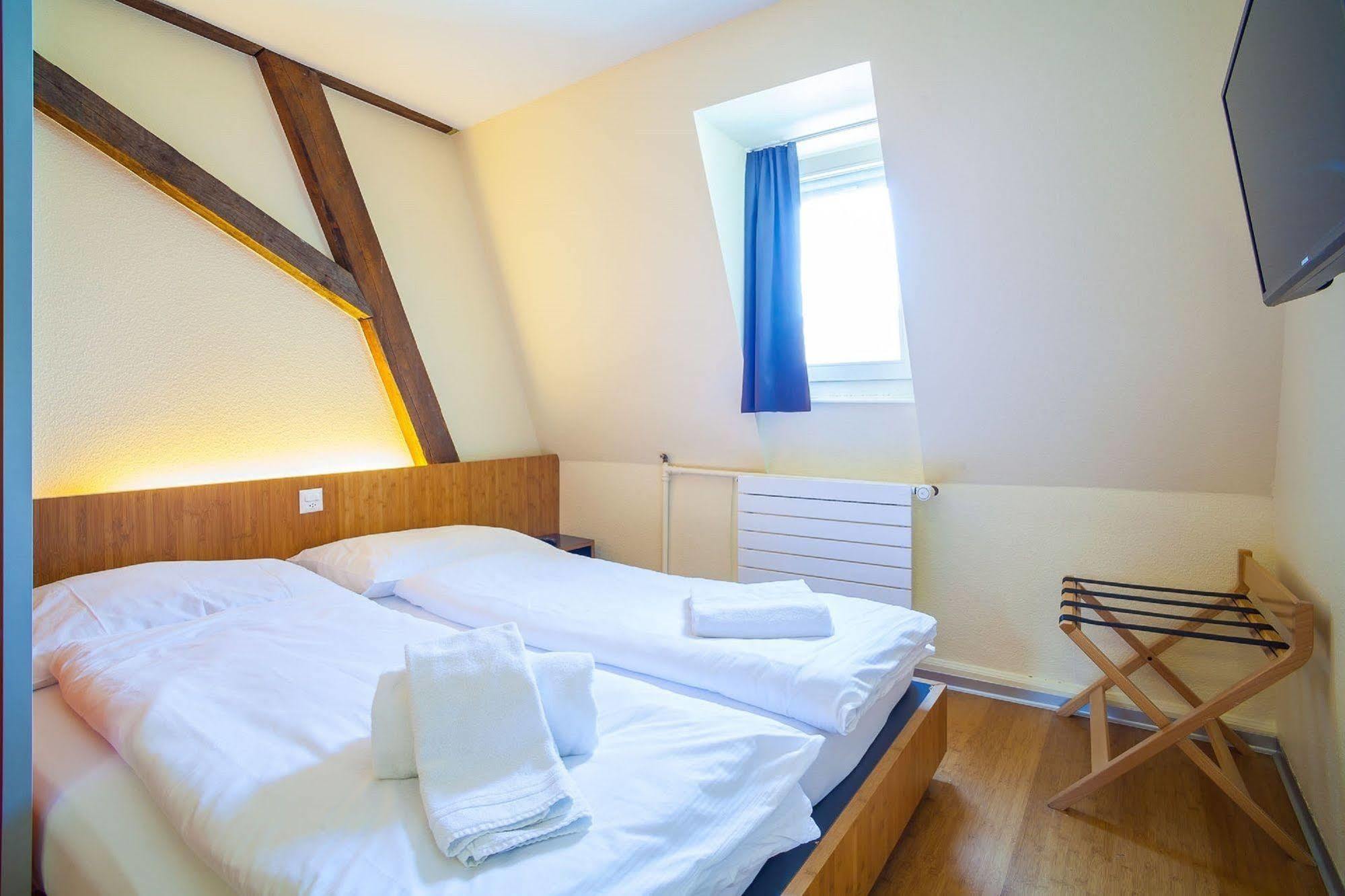 Easyhotel Basel - Self Service And Self Check-In Basileia Exterior foto
