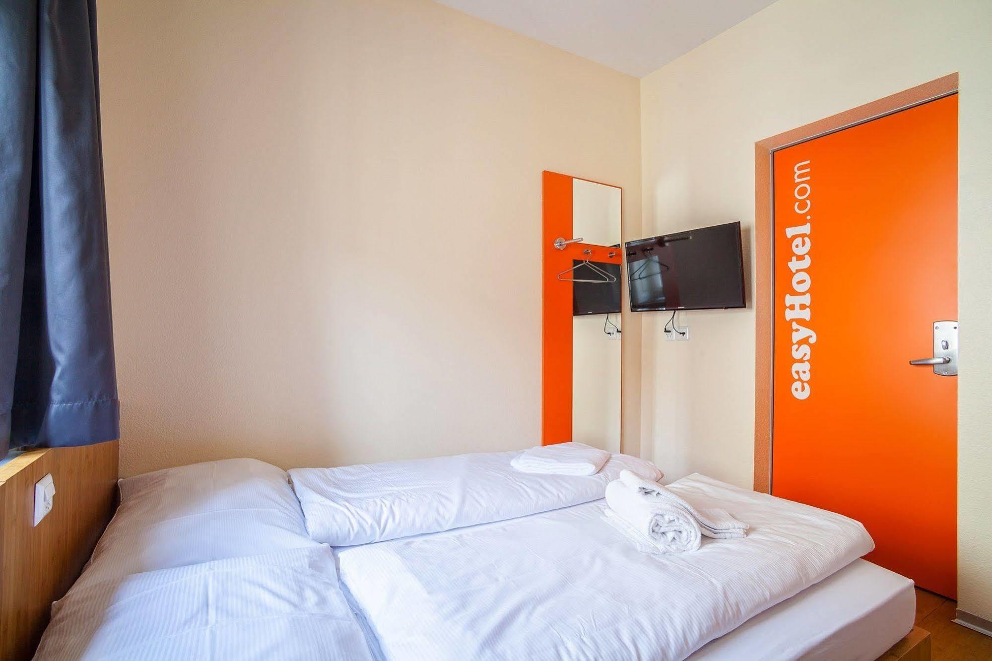 Easyhotel Basel - Self Service And Self Check-In Basileia Exterior foto
