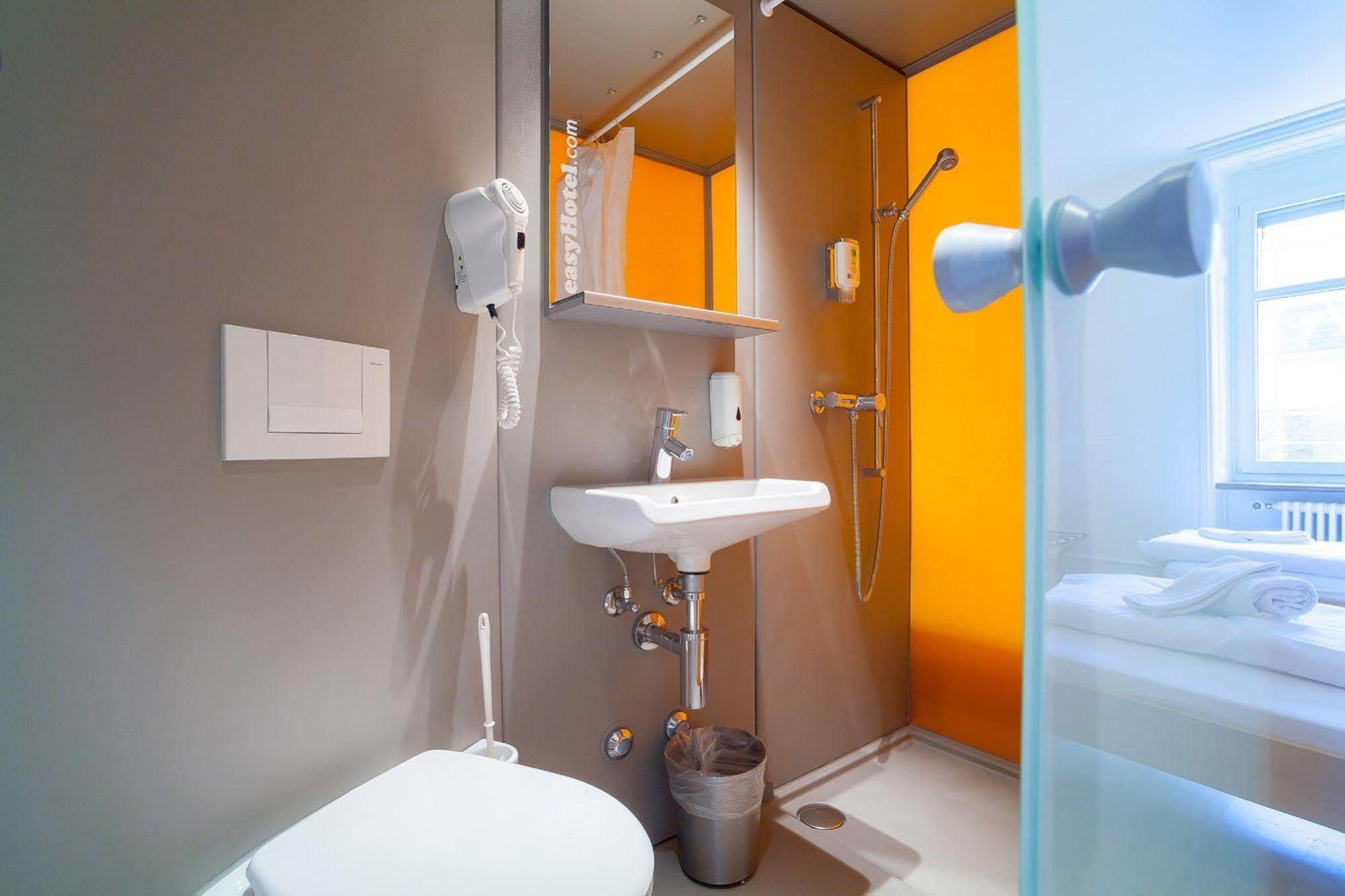 Easyhotel Basel - Self Service And Self Check-In Basileia Exterior foto