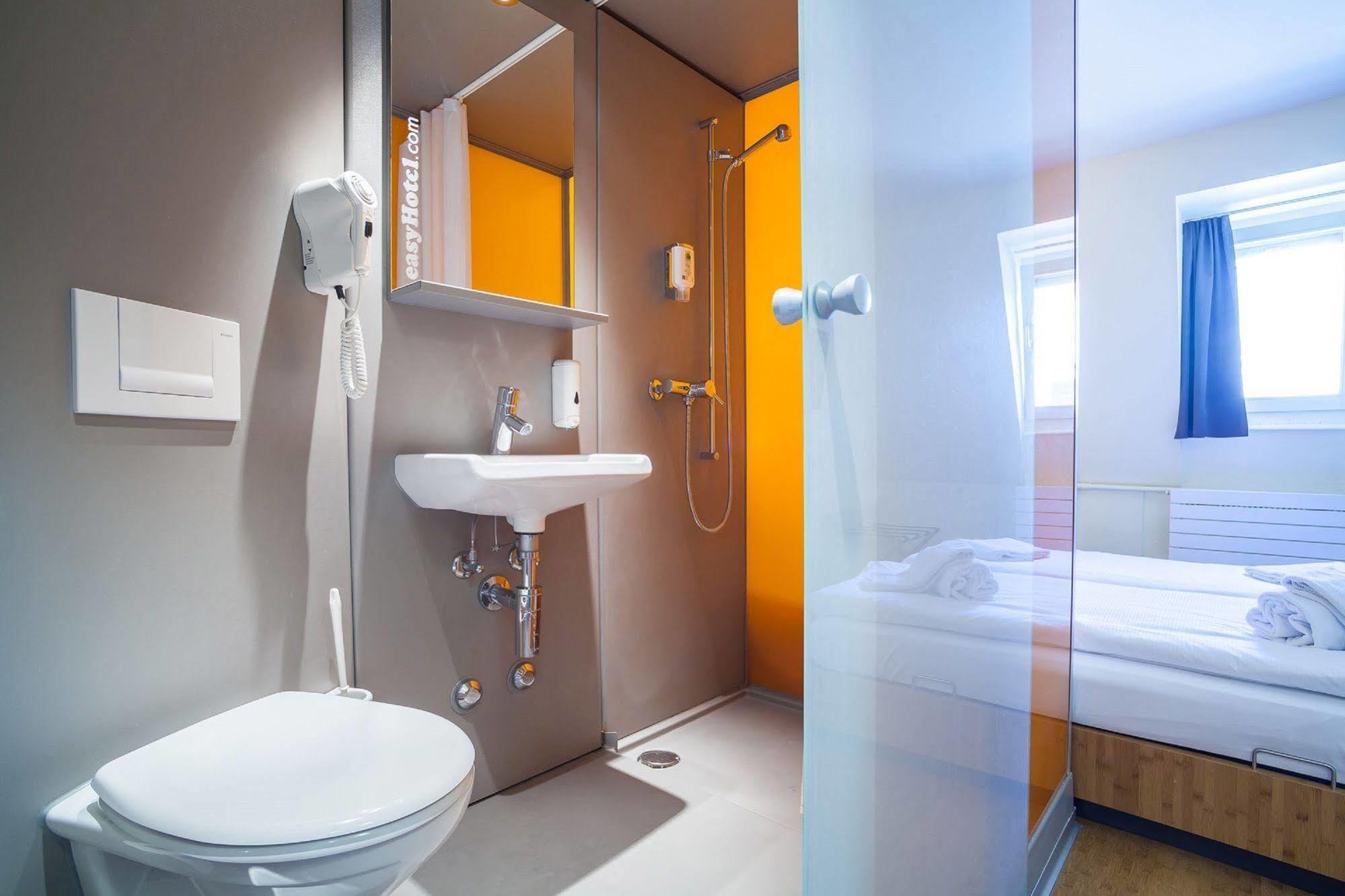 Easyhotel Basel - Self Service And Self Check-In Basileia Exterior foto