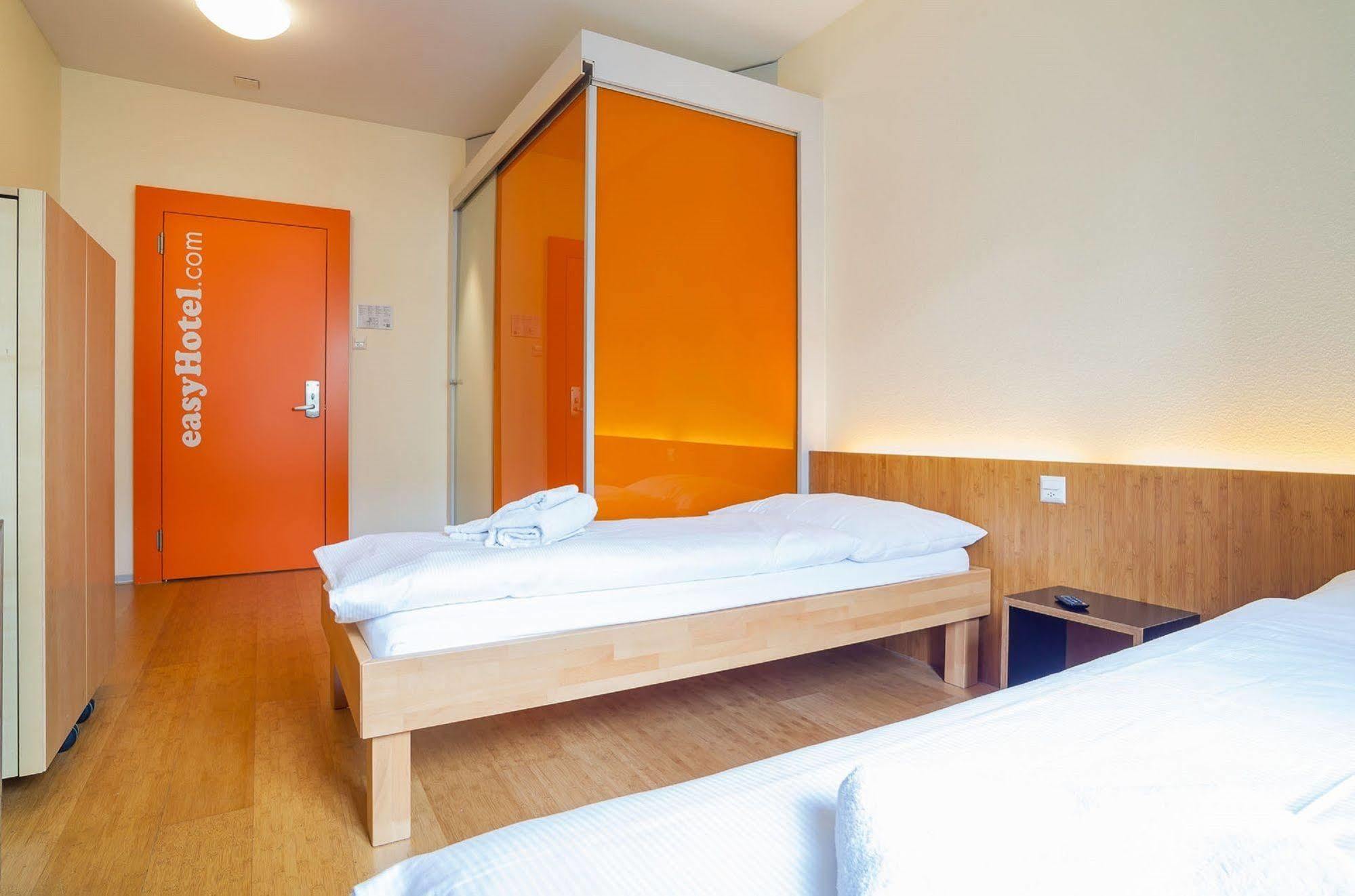 Easyhotel Basel - Self Service And Self Check-In Basileia Exterior foto