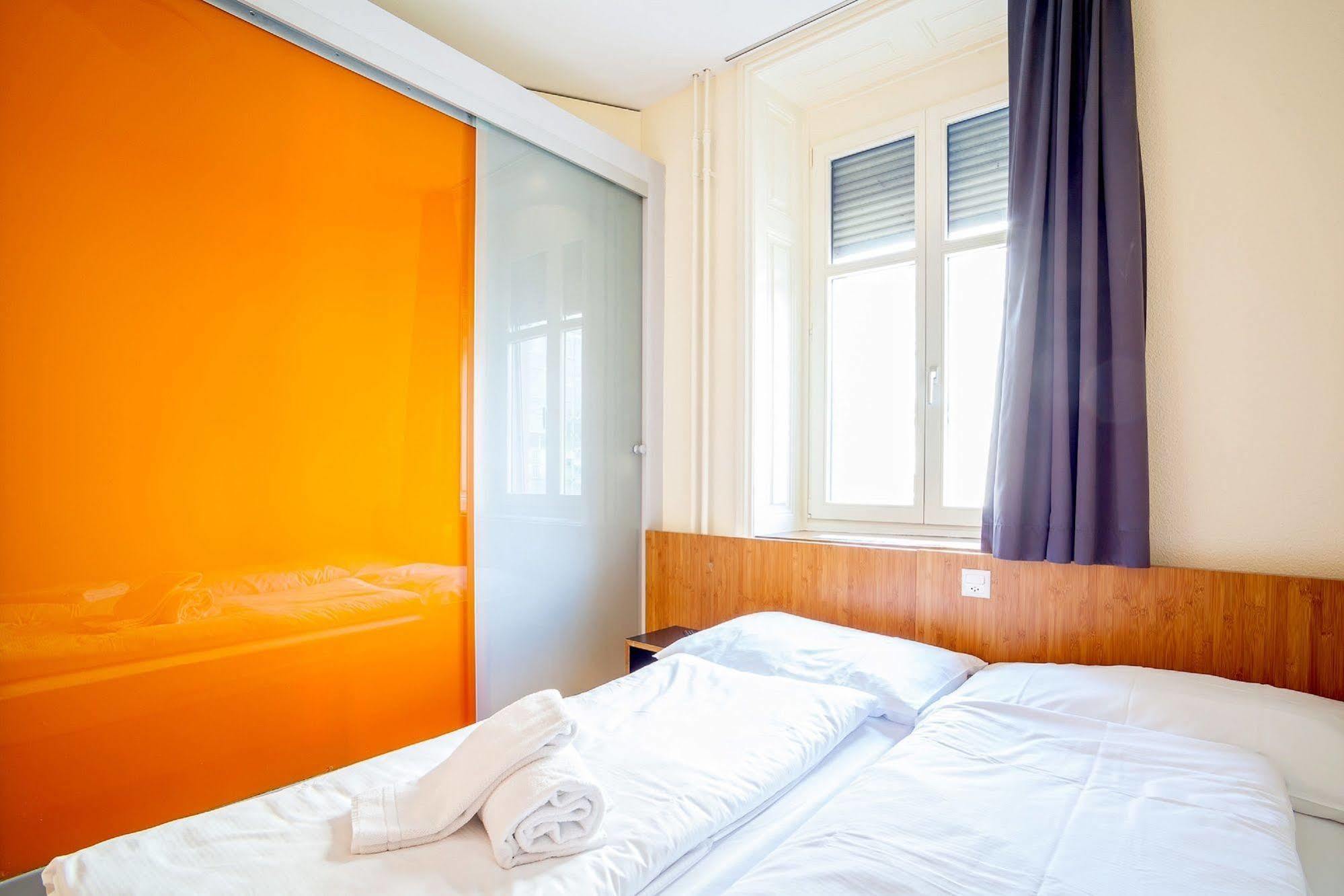 Easyhotel Basel - Self Service And Self Check-In Basileia Exterior foto